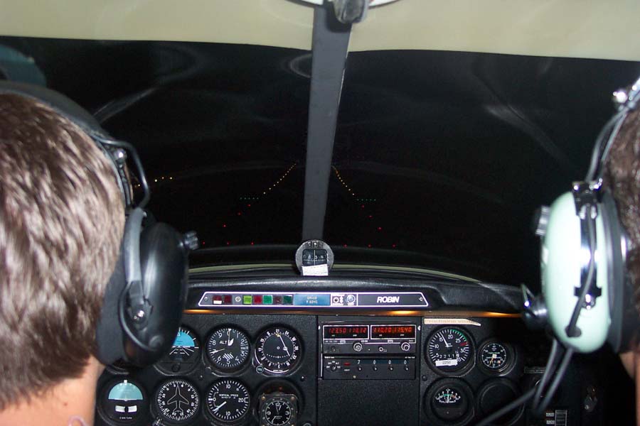 Cockpit du DR400 en finale de nuit piste 04 — Aéroclub d'Argentan