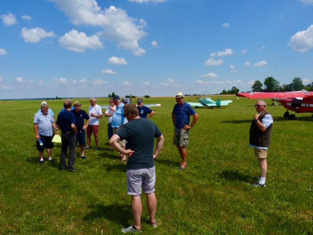 Rassemblement de membres et d'avions sur le terrain d'Argentan